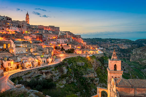 Die antike Höhlenstadt Matera in Italien bei Sonnenuntergang von Michael Abid
