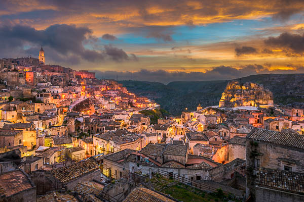 Altstadt von Matera, Italien zum Sonnenaufgang von Michael Abid