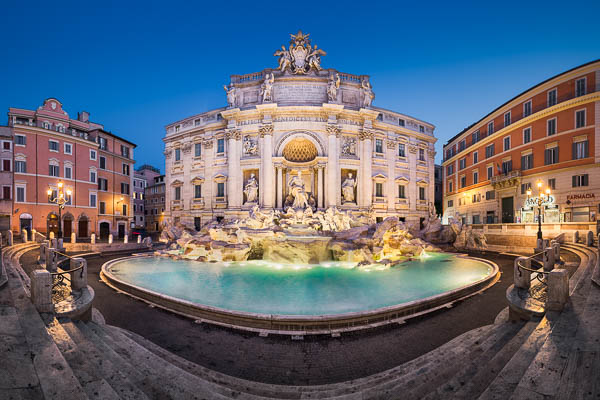Trevi-Brunnen in Rom, Italien bei Nacht von Michael Abid