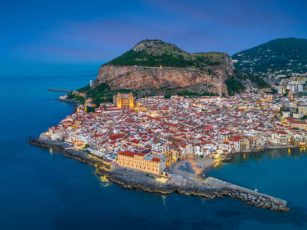 Nachtaufnahme von Cefalu an der tyrrhenischen Küste von Sizilien, Italien von Michael Abid