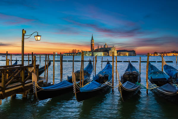 Gondeln auf dem Canal Grande in Venedig, Italien bei Sonnenaufgang von Michael Abid