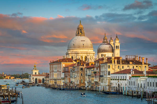 Basilika Santa Maria della Salute am Grand Canal in Venedig, Italien von Michael Abid