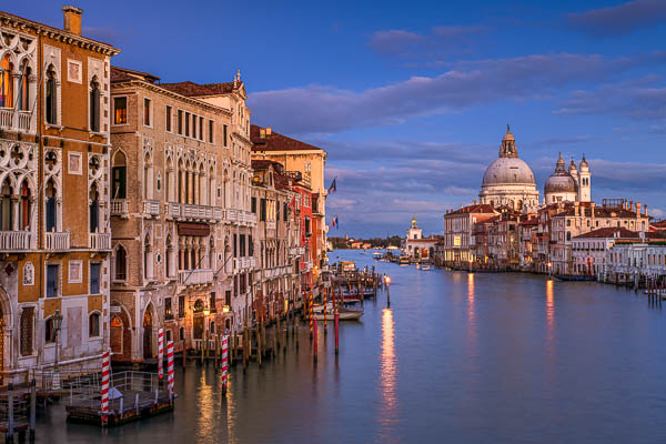 Grand Canal bei Nacht mit Basilika Santa Maria della Salute in Venedig, Italien von Michael Abid