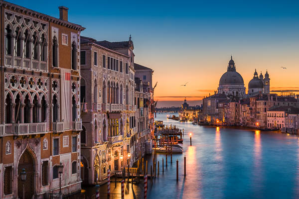 Sonnenaufgang am Canal Grande in Venedig, Italien von Michael Abid