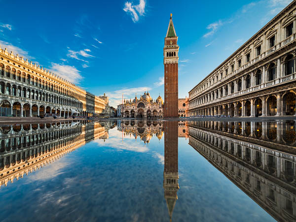 Markusplatz in Venedig, Italien während des Acqua Alta Hochwassers von Michael Abid