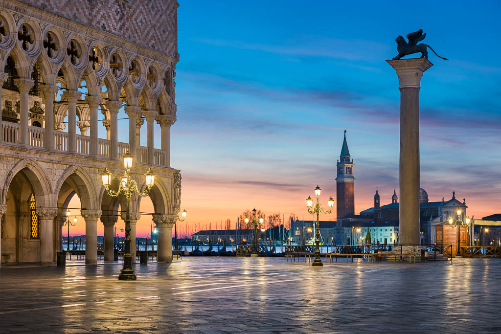 Markusplatz in Venedig bei Nacht