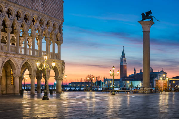 Markusplatz in Venedig, Italien kurz vor Sonnenaufgang von Michael Abid