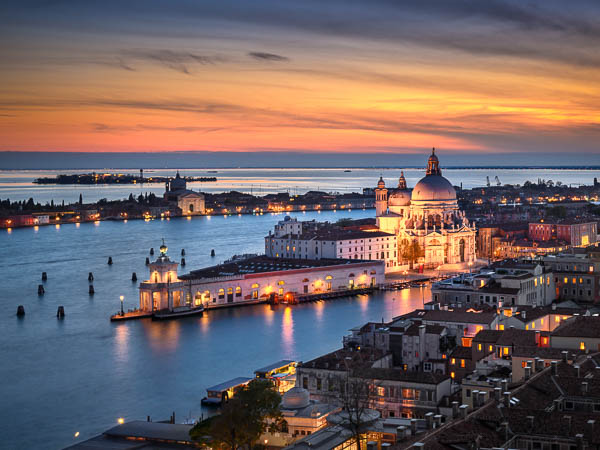 Skyline von Venedig, Italien mit Basilika Santa Maria della Salute zum Sonnenuntergang von Michael Abid