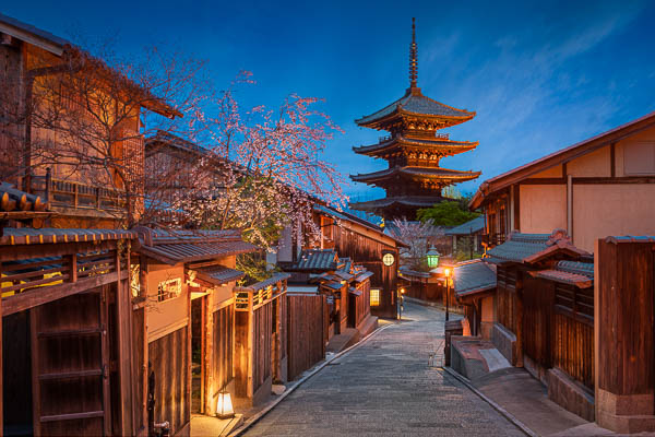 Pagode und Kirschblüte bei Nacht in Kyoto, Japan von Michael Abid