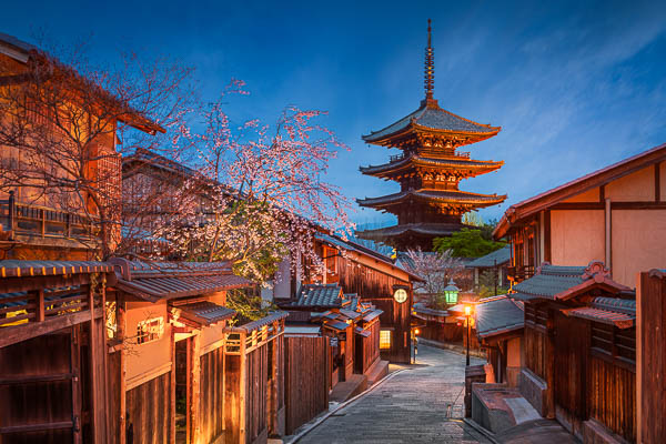 Die berühmte Yasaka-Pagode und Kirschblüte bei Nacht in Kyoto, Japan von Michael Abid