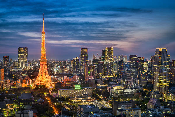 Die nächtliche Skyline von Tokio, Japan mit dem berühmten Tokioter Fernsehturm, der dem Pariser Eiffelturm nachempfunden ist von Michael Abid