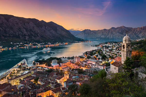 Sonnenuntergang hinter den Bergen der Bucht von Kotor, Montenegro von Michael Abid