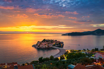 Sveti Stefan Insel in Montenegro bei Sonnenuntergang