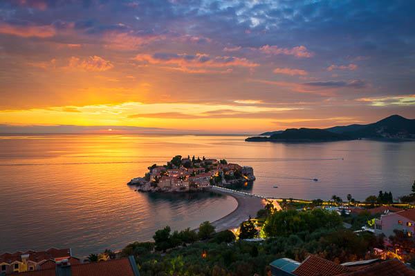 Sonnenuntergang an der Sveti Stefan Insel in der Adria, Montenegro von Michael Abid
