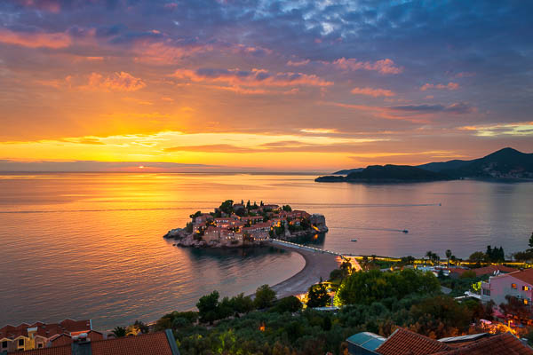 Sonnenuntergang an der Sveti Stefan Insel in der Adria, Montenegro von Michael Abid