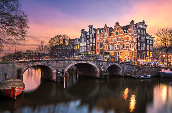 Sonnenuntergang an der Brouwersgracht in Amsterdam, Niederlande von Michael Abid