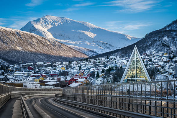 Arktische Kathedrale und Winterlandschaft in Tromsø, Norwegen von Michael Abid