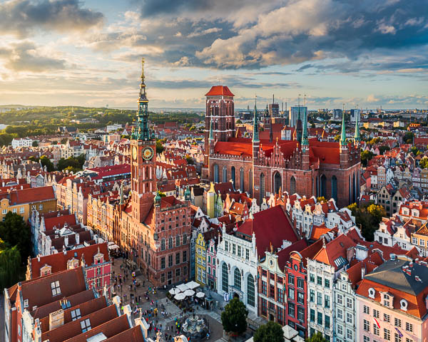 Luftaufnahme der Altstadt von Danzig, Polen, mit dem Blick zum Rechtstädtischen Rathaus und der Marienkirche von Michael Abid