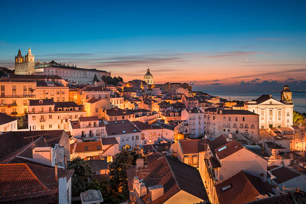 Alfama-Altstadtviertel in Lissabon, Portugal bei Sonnenaufgang von Michael Abid