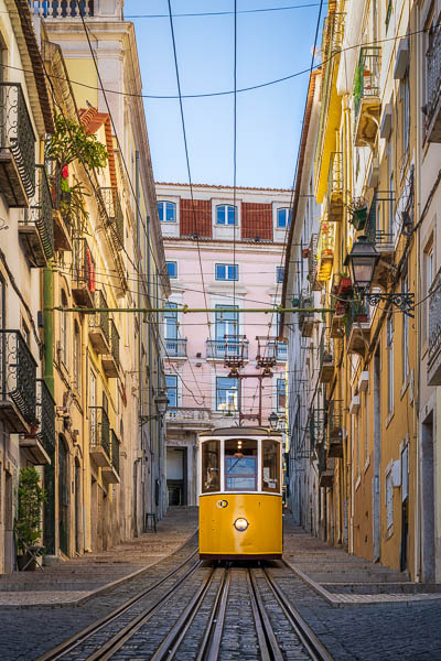 Historische gelbe Straßenbahn in einer steilen Straße in Lissabon, Portugal von Michael Abid