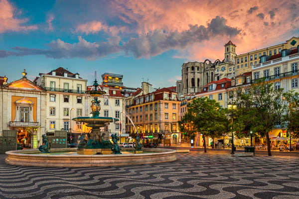 Rossio-Platz in Lissabon, Portugal bei Sonnenuntergang von Michael Abid