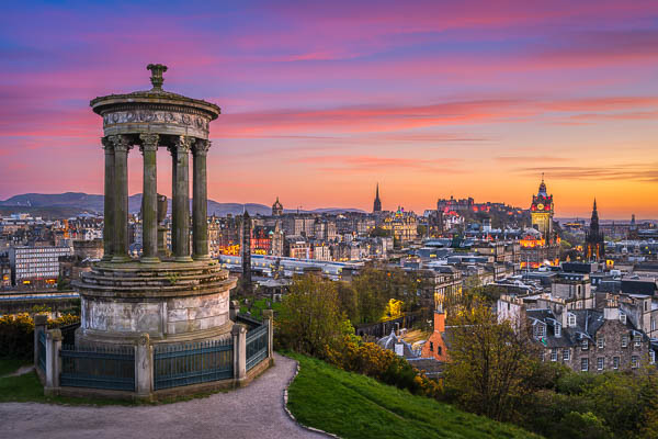 Edinburgh und Calton Hill zum Sonnenuntergang, Schottland von Michael Abid