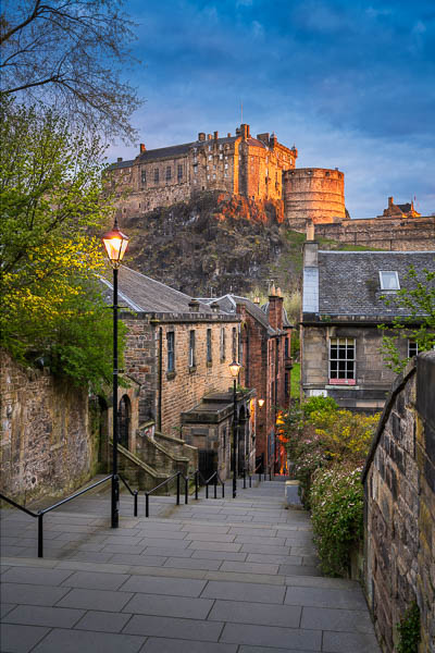 Schloss von Edinburgh, Schottland vom berühmten Vennel Blickwinkel bei einem Sonnenaufgang von Michael Abid