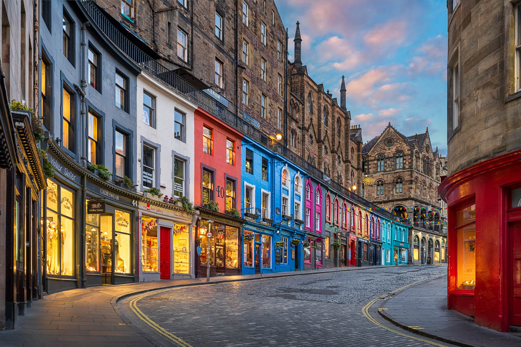 Victoria Street in Edinburgh bei Sonnenuntergang