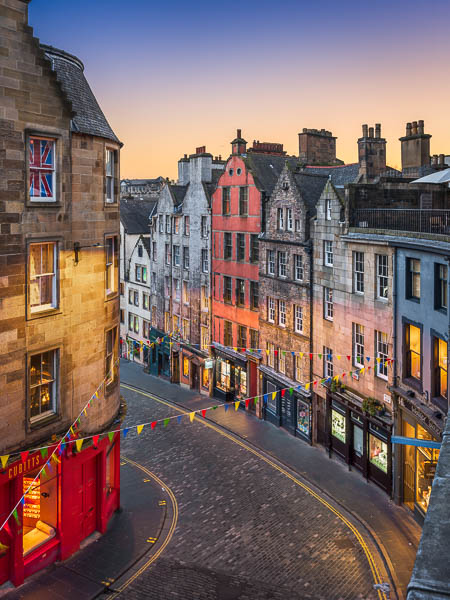 West Bow an der Victoria Street bei Sonnenuntergang in Edinburgh, Schottland von Michael Abid