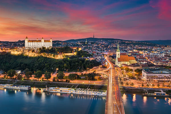Skyline von Bratislava, Slowakei zum Sonnenuntergang von Michael Abid