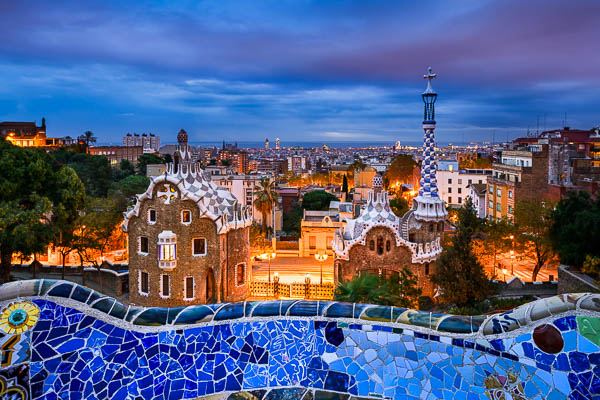 Park Guell in Barcelona, Spanien bei Nacht von Michael Abid