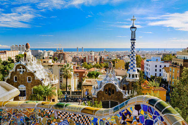 Park Guell in Barcelona, Spanien, an einem sonnigen Tag von Michael Abid