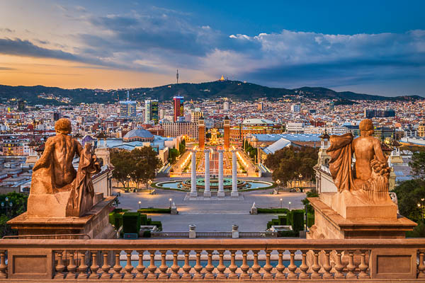 Blick auf Barcelona, Spanien zum Sonnenuntergang vom National Art Museum von Michael Abid