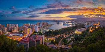 Panorama von Malaga bei Sonnenuntergang