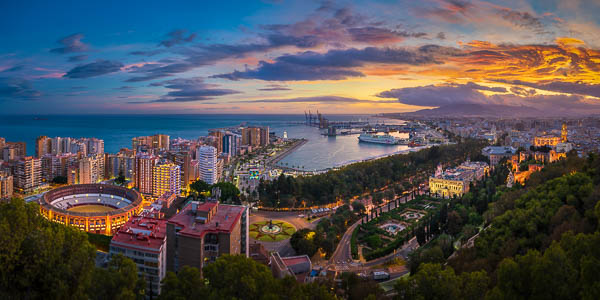 Panorama von Malaga, Spanien bei Sonnenuntergang von Michael Abid