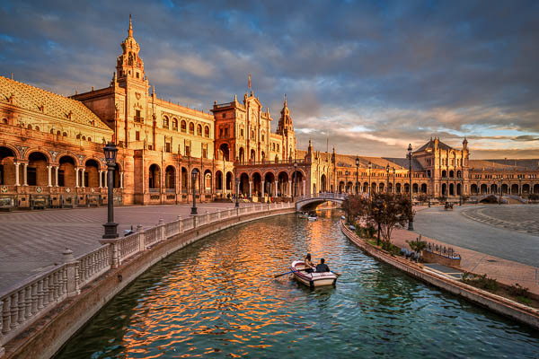 Plaza de Espana in Sevilla, Andalusien, Spanien bei Sonnenuntergang von Michael Abid