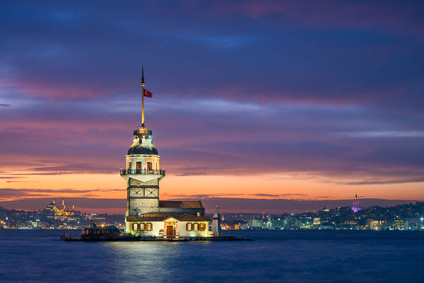 Jungfernturm in Istanbul, Türkei bei Nacht von Michael Abid