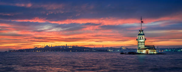 Farbenfroher Sonnenuntergang am Jungfernturm in Istanbul, Türkei von Michael Abid