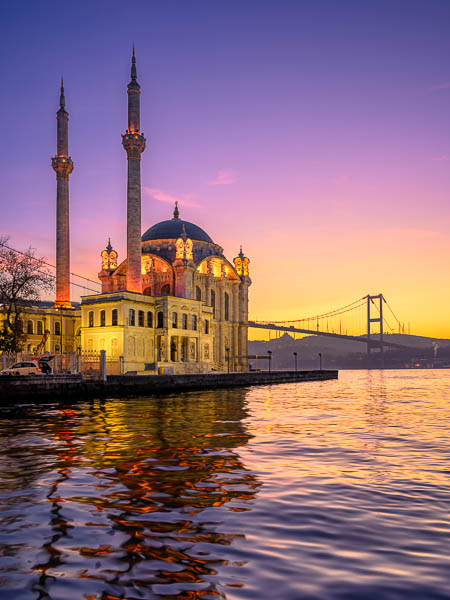 Ortakoy-Moschee mit Bosporus-Brücke in Istanbul, Türkei bei Sonnenaufgang von Michael Abid