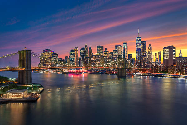 Skyline von Manhattan und Brooklyn Bridge bei Sonnenuntergang, New York City, USA von Michael Abid