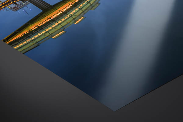 Kunstdruck / Poster | Klimahaus in Bremerhaven bei Nacht