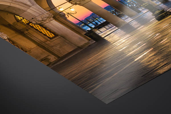 Kunstdruck / Poster | Markusplatz in Venedig bei Nacht