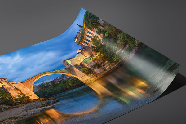 Kunstdruck / Poster | Alte Brücke bei Nacht in Mostar