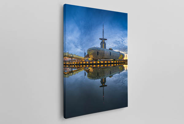Canvas - Klimahaus in Bremerhaven at night
