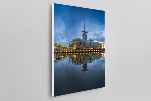 Canvas - Klimahaus in Bremerhaven at night