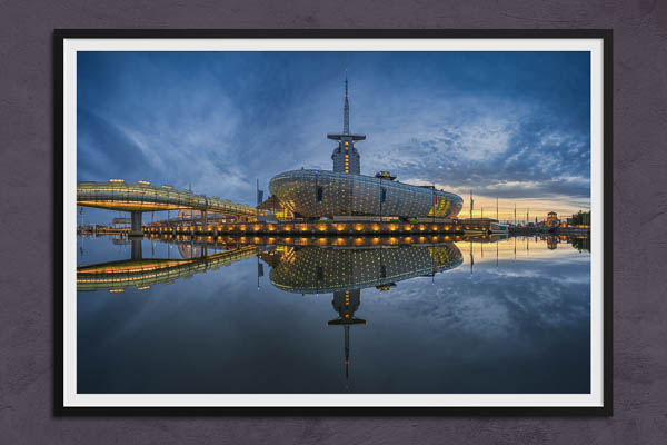 Poster / Kunstdruck | Klimahaus in Bremerhaven bei Nacht