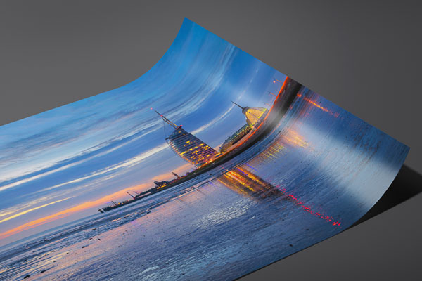 Kunstdruck / Poster | Weserufer bei Nacht in Bremerhaven