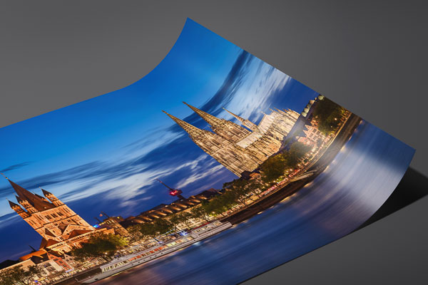 Kunstdruck / Poster | Altstadt und Kölner Dom bei Nacht
