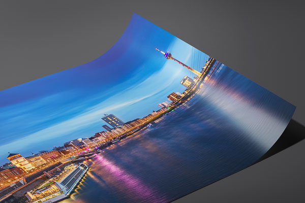 Kunstdruck / Poster | Skyline von Düsseldorf und der Rhein