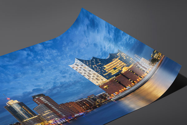 Kunstdruck / Poster | Nächtliche Skyline von Hamburg mit Elbphilharmonie